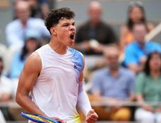 乐鱼体育app-包含法国网球队险胜美国网球队，兹维列夫统治全场的词条